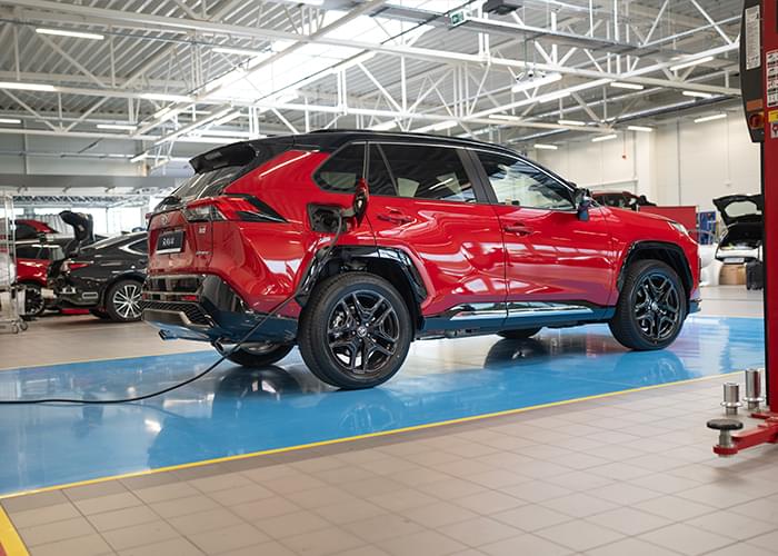 Toyota w warsztacie podłączona do ładowarki